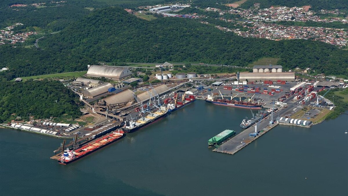 After the Navy decided to close the access channel in the ports of São Francisco do Sul and Itapoá, the ships are stuck in the complexes and the transport of cargo is paralyzed, causing serious damage to the terminals.