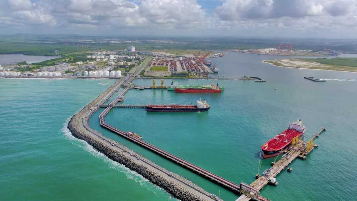 The main objective of the construction works of the Transertaneja railroad is to connect Piauí to the Port of Suape and to create a new terminal for the flow of cargo produced in the surroundings of the region of the new branch.