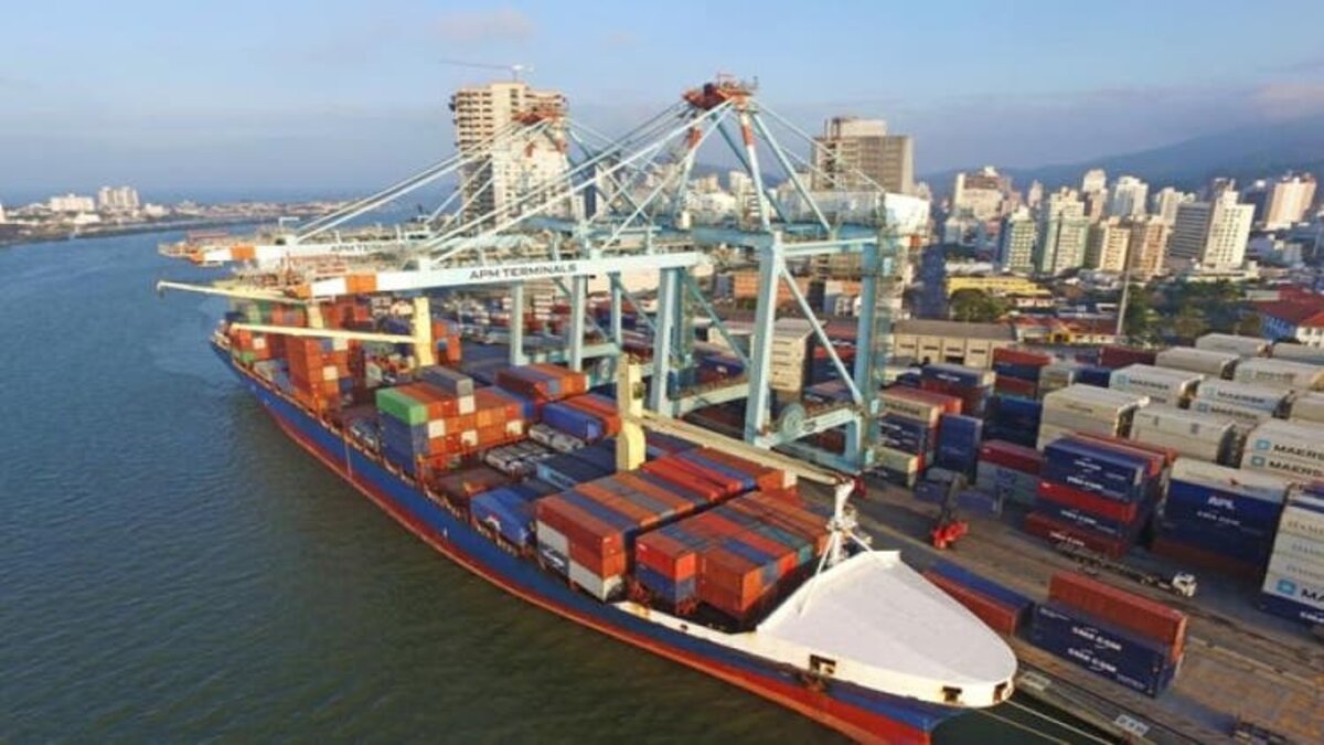 Due to the instability in the volume of the Itajaí-Açu River, the access channel to the ports of Itajaí and Navegantes is closed and, as a result, the transport of cargo by ships in the complexes is impossible, causing serious damage to the companies