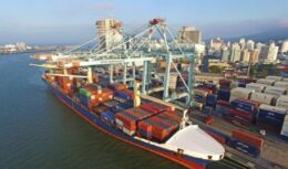 O secretário de portos, Diogo Pinoli, alertou para a situação atual do Porto de Itajaí e destacou que o processo de privatização é a única saída para o complexo, uma vez que o plano de investimento em obras de infraestrutura garantirá novas projeções para o local