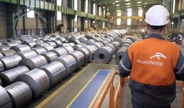 Mirando na expansão no segmento da siderurgia no estado de Minas Gerais, a ArcelorMittal anuncia agora mais uma rodada de investimentos e irá aplicar R$ 144 milhões na usina de Sabará para garantir mais infraestrutura na produção de aço na região