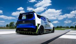 Nova Supervan elétrica da FORD possui 2.000 CV e vai 0 a 100 kmh em apenas 2 segundos