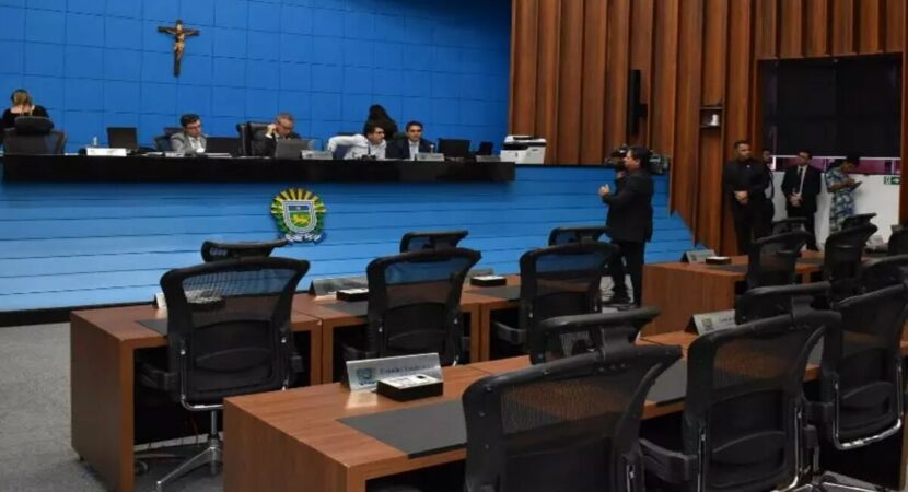 O Legislativo do estado do Mato Grosso do Sul adquiriu novas vitórias durante esta semana, com a aprovação em primeira votação da PEC que concede a exploração de serviços de transporte ferroviário e aquaviário nos limites do estado, além de outros projetos.