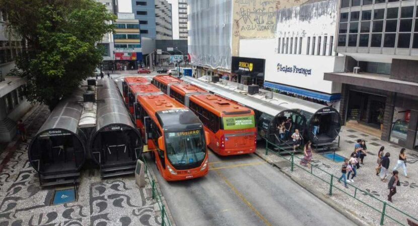ônibus carros curitiba preço da gasolina Paraná