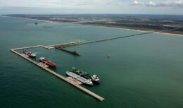 Ampliando sua presença no setor de petróleo e gás no Brasil, a companhia de logística de transporte Vast Infraestrutura realizou sua primeira operação de transbordo de petróleo no Porto do Açu junto da companhia chinesa CNOOC.