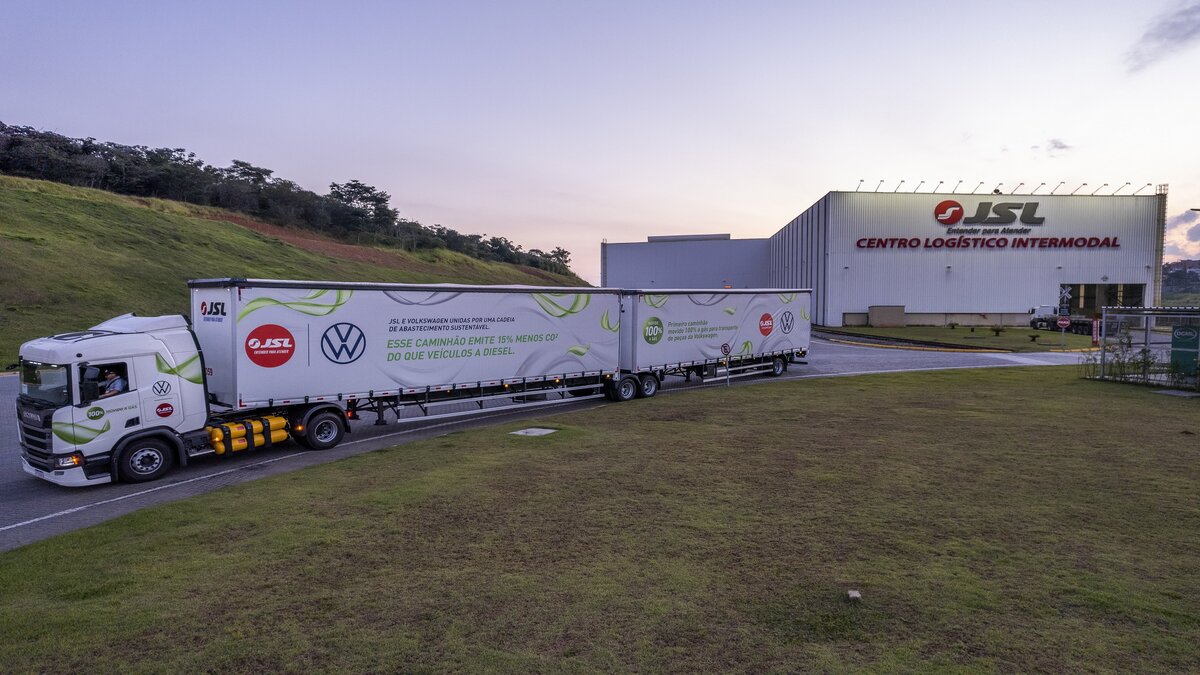 As companhias JSL e Volkswagen iniciaram as operações com o caminhão totalmente abastecido à gás para as operações de transporte de cargas da empresa de logística, que agora foca na sustentabilidade e na redução da emissão de CO2 nas atividades