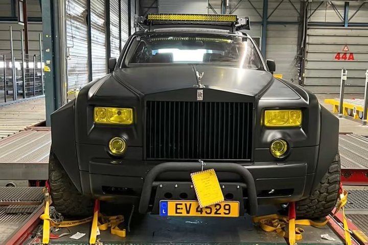 Holandês transforma Rolls-Royce V12 em Jipe gigante de seis rodas