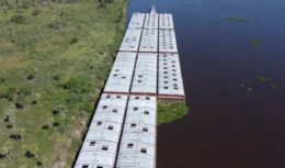 Após um longo período de seca e de paralisação das operações de movimentação de produtos na hidrovia, o Rio Paraguai retomou sua navegação usual em 2022 e, segundo a Antaq, foram mais de 1,4 milhão de toneladas de cargas em transporte somente no MS.