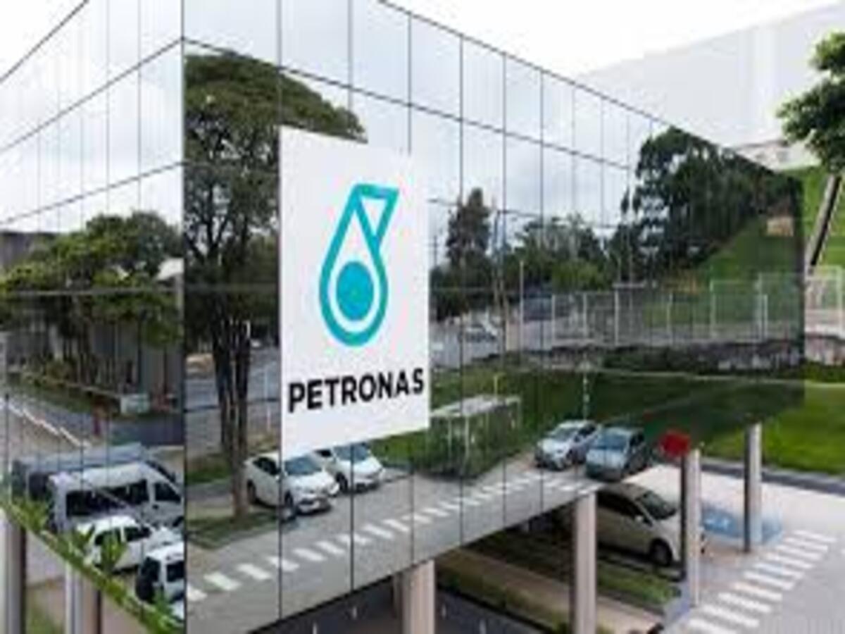 Quer trabalhar com Offshore e Onshore? Multinacional de petróleo e gás, Petronas, está com vagas de emprego para o exterior! Candidatos terão salários em dólar e competitivos -Canva