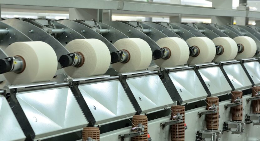 Economia: Mercado de máquinas têxteis movimentará US$2,7 milhões em 2022. Aumento de importações para o Paraguai é de 96% e, nos EUA, chega a 71%. Enquanto isso, Argentina compra grande parte dos maquinários. - Canva