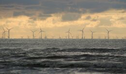 A Abeeólica está com projeções para o início da produção de energia offshore com a instalação de parques eólicos no mar para o ano de 2030