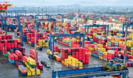 Após um longo período de instabilidade no transporte de cargas em todo o mercado global, o Porto de Santos agora conta com um bom fluxo de exportação devido à eficiência logística, e uma espera de contêineres estável, de acordo com a plataforma Project44.