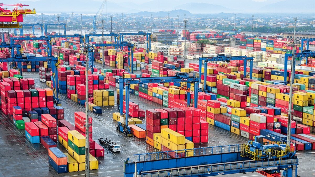 Após um longo período de instabilidade no transporte de cargas em todo o mercado global, o Porto de Santos agora conta com um bom fluxo de exportação devido à eficiência logística, e uma espera de contêineres estável, de acordo com a plataforma Project44.