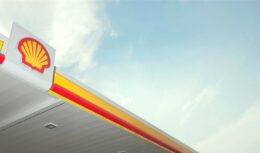 A petroleira Shell fechou uma nova parceria para fornecimento de combustíveis no cenário mundial, com a empresa de transporte marítimo CMA CGM, que busca agora a descarbonização dos seus navios utilizando o gás natural como combustível.