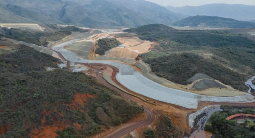 A companhia de mineração Vale agora busca garantir mais segurança às operações de Minas Gerais e anunciou um investimento bilionário no projeto de descaracterização de cinco barragens no estado até o final do ano de 2022.