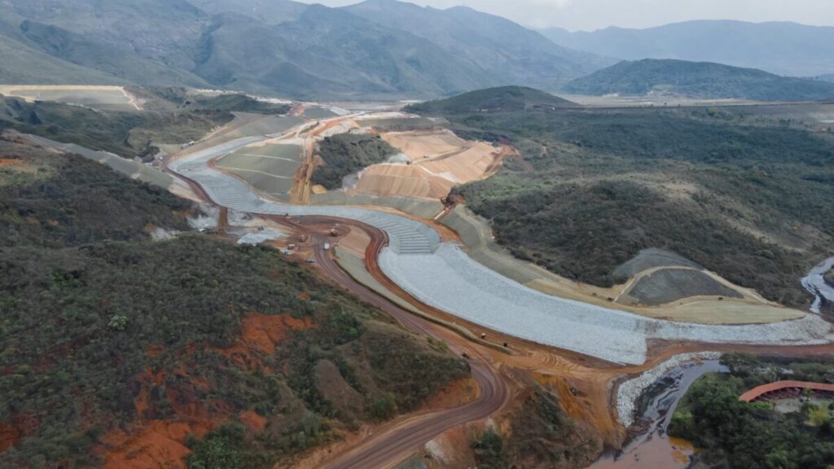 A companhia de mineração Vale agora busca garantir mais segurança às operações de Minas Gerais e anunciou um investimento bilionário no projeto de descaracterização de cinco barragens no estado até o final do ano de 2022.