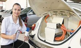 Engenheira do Espírito Santo transforma seu VW Fusca 1972 movido a gasolina em carro elétrico surpreendente