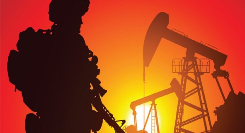 Soldado de guerra viendo pozo de petróleo