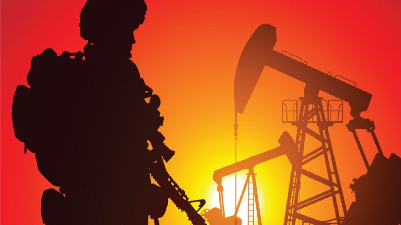 Soldado de Guerra vigiando poço de petróleo