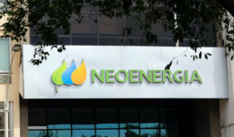 Liderando o setor elétrico no território nacional, a companhia Neoenergia agora realiza fortes investimentos voltados para melhorias na infraestrutura e tecnologia dos seus serviços de fornecimento de energia para garantir mais qualidade aos clientes.