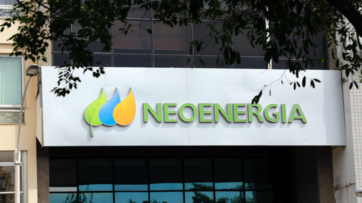 Liderando o setor elétrico no território nacional, a companhia Neoenergia agora realiza fortes investimentos voltados para melhorias na infraestrutura e tecnologia dos seus serviços de fornecimento de energia para garantir mais qualidade aos clientes.