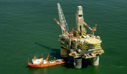 Plataforma de petróleo e embarcação de apoio offshore