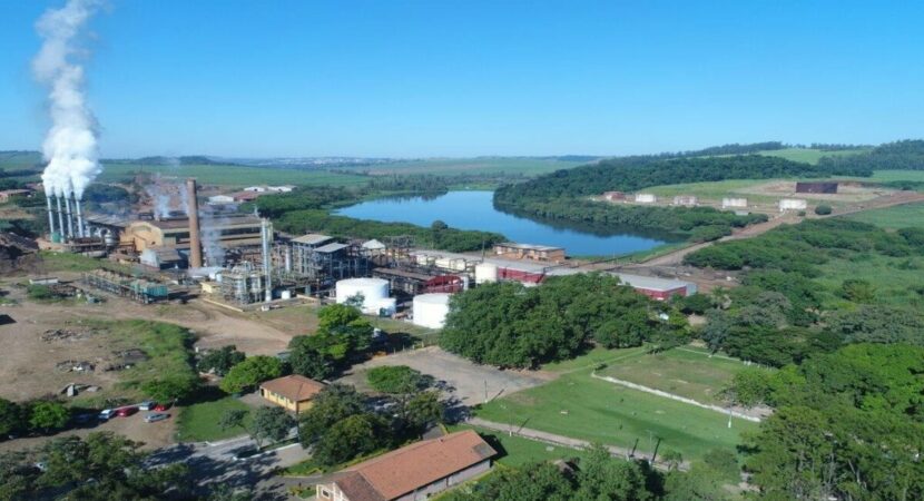 A usina de Jacarezinho fez investimentos de mais de R$ 120 milhões em melhorias operacionais e se destaca em tecnologia e inovação. A usina paranaense prevê safra positiva, com moagem da cana em torno de 2,5 milhões de toneladas, com equilíbrios entre açúcar e etanol.