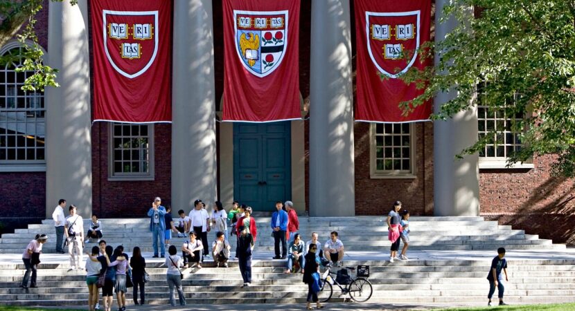Universidade de Harvard está oferecendo bolsas