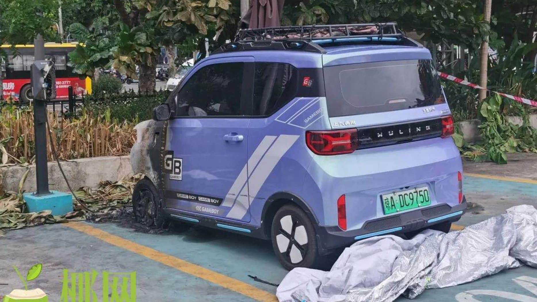 Wuling Hongguang Mini EV pega fogo enquanto carregava - carro elétrico - carro chinês - China