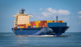 Antaq confirma que la falta de contenedores en los puertos continuará en el mediano plazo y proyecta aún más problemas logísticos en el sector portuario. El cuello de botella logístico ha encarecido los envíos por la alta demanda provocada por la pandemia, mientras las empresas obtienen ganancias récord.