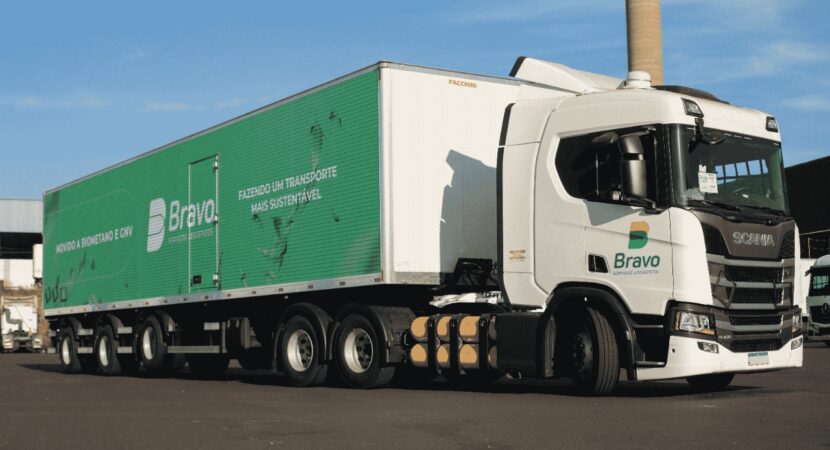 Para ser ambientalmente melhor, a Bravo Serviços vai incorporar caminhões movidos a gás com foco em biometano. A empresa tem como objetivo a redução de emissões de poluentes emitidos com automóveis com outros tipos de combustíveis.