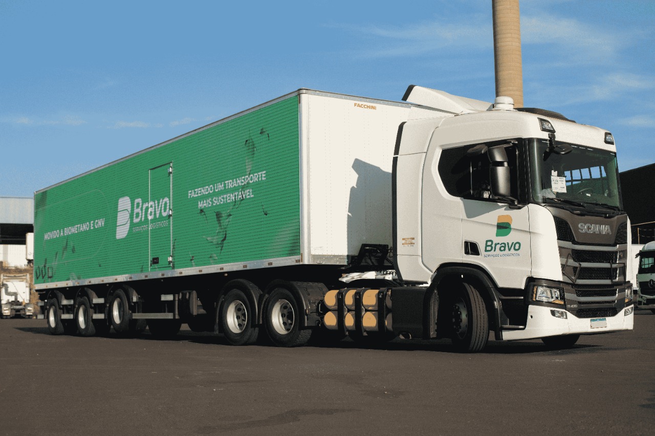 Para ser ambientalmente melhor, a Bravo Serviços vai incorporar caminhões movidos a gás com foco em biometano. A empresa tem como objetivo a redução de emissões de poluentes emitidos com automóveis com outros tipos de combustíveis.