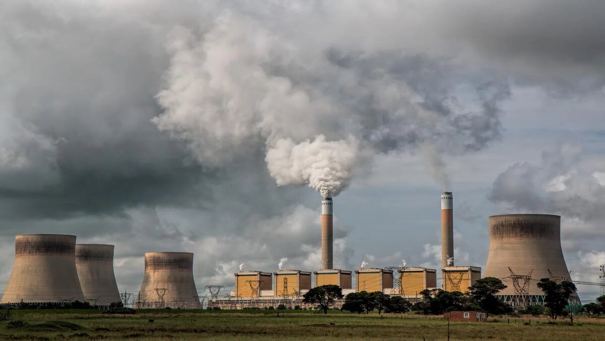 O cenário atual de altos preços e baixa oferta de gás natural em todo o mundo está levando as indústrias a optarem pelo carvão no lugar do gás na geração de energia, contribuindo para a maximização dos impactos ambientais nos setores, aponta IEA.