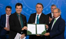 O presidente Jair Bolsonaro acaba de aprovar um decreto recomendado pelo MME que estabelece prazos maiores para que as distribuidoras de combustíveis comprovem as suas metas de CBIOs do programa RenovaBio e garante carência anual maior.