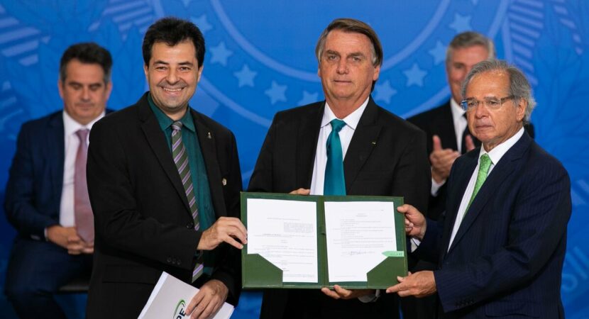 El presidente Jair Bolsonaro acaba de aprobar un decreto recomendado por el MME que establece plazos más largos para que las distribuidoras de combustible demuestren sus objetivos de CBIO para el programa RenovaBio y garantiza un período de gracia anual más largo.