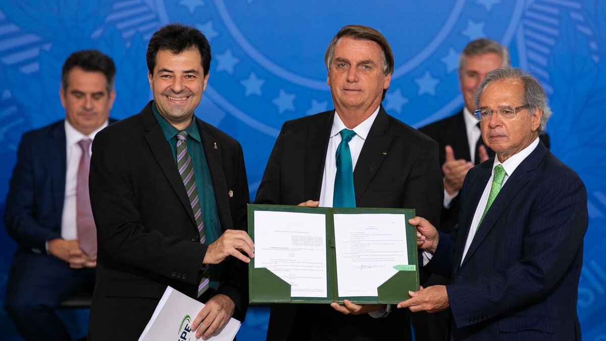 O presidente Jair Bolsonaro acaba de aprovar um decreto recomendado pelo MME que estabelece prazos maiores para que as distribuidoras de combustíveis comprovem as suas metas de CBIOs do programa RenovaBio e garante carência anual maior.
