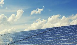 Swift e Seara, da JBS, ampliam uso de energia limpa com implementação de nova usina solar. O empreendimento pertence à empresa Âmbar Energia, companhia em soluções do grupo J&F Investimentos, e visa focar em energias renováveis para aumentar a capacidade de suas operações.
