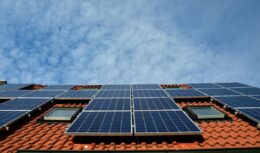 A criação do novo marco legal para a geração própria de energia solar vem impulsionando a busca por painéis fotovoltaicos e a Absolar destacou que a produção de energia solar em residências deve dobrar até o fim de 2022.