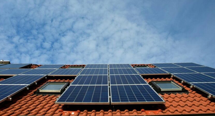 A criação do novo marco legal para a geração própria de energia solar vem impulsionando a busca por painéis fotovoltaicos e a Absolar destacou que a produção de energia solar em residências deve dobrar até o fim de 2022.