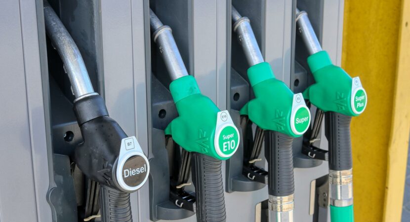 Preço da gasolina apresenta queda maior que 12,38% em julho em SC, RS e PR, sendo cotada a menos de R$ 6. Baixas se intensificam após descontos da Petrobras - Canva