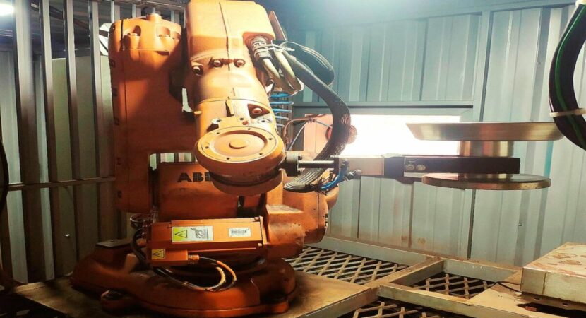 Buscando reducir el tiempo de proceso y garantizar aún más la eficiencia en los resultados finales, Mineradora Samarco continúa invirtiendo en tecnología y ahora cuenta con un robot para el proceso de peletización del mineral de hierro en sus operaciones.