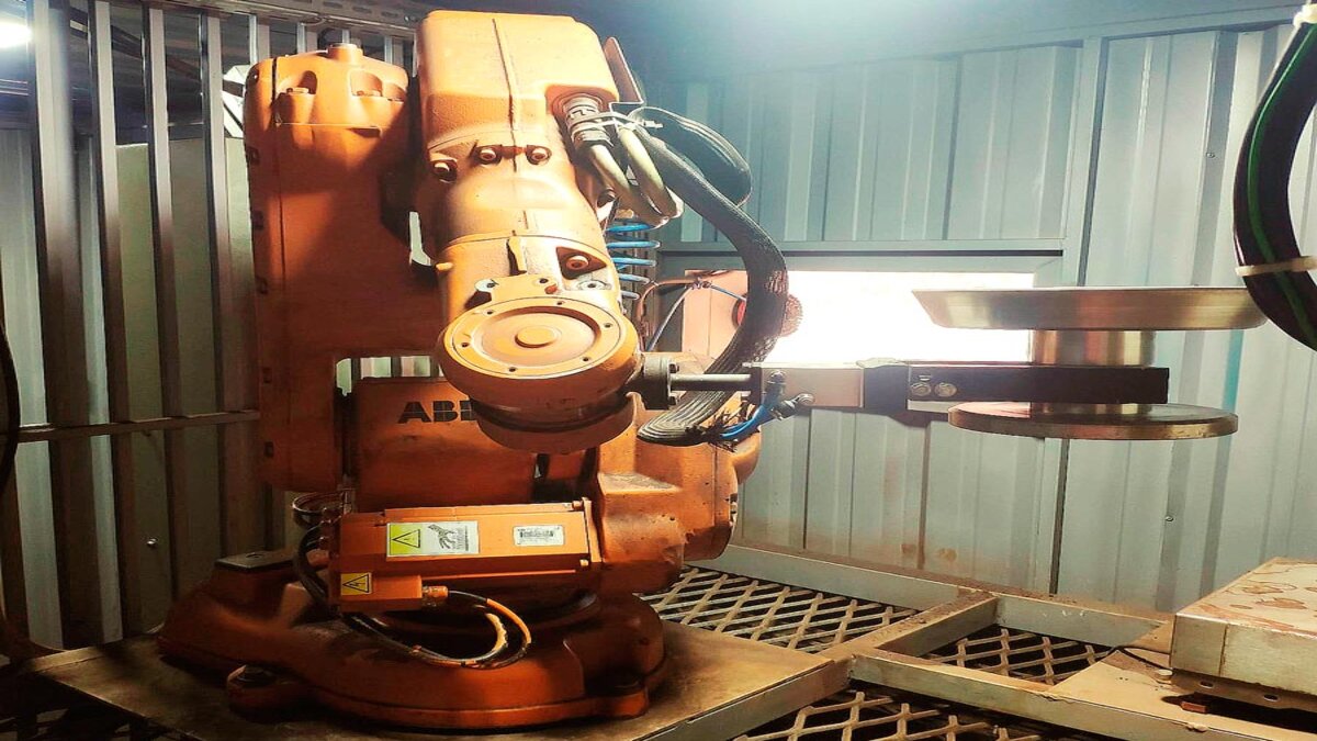 Buscando reduzir o tempo do processo e garantir ainda mais eficiência nos resultados finais, a Mineradora Samarco continua investindo em tecnologia e agora conta com um robô para o processo de pelotização de minério de ferro em suas operações.