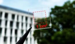 Energia solar: Cientistas criam placa transparente de espessura atômica para ser utilizada em automóveis e pele humana com mil vezes mais eficiência que as tradicionais!