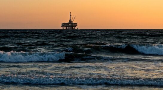Multinacional Apache Corporation tem 50 vagas de emprego offshore para trabalhar nos EUA, Egito e Reino Unido com setor de óleo e gás. Empresa auxilia com visto e processo de mudança para outro país! - Canva