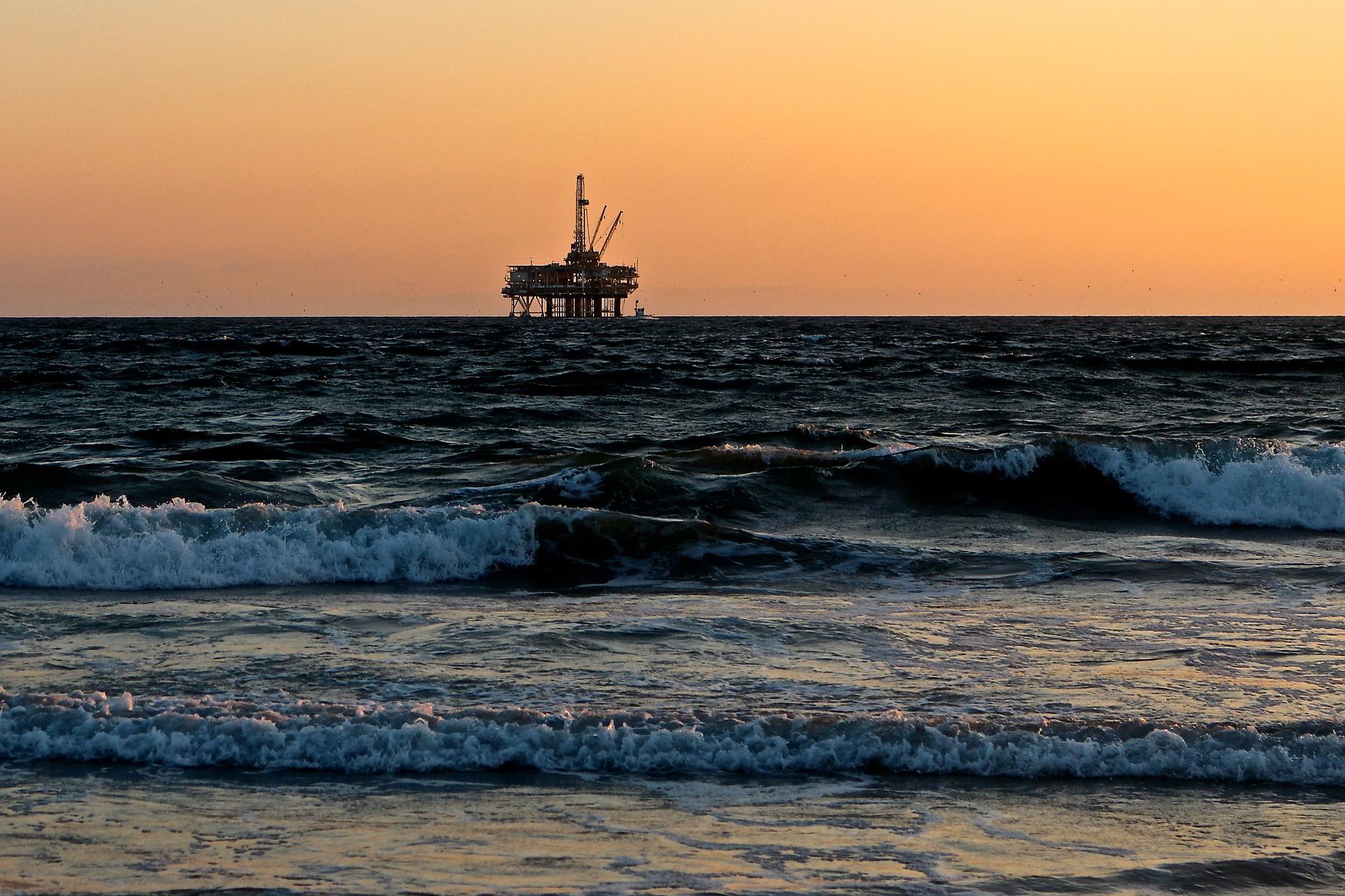 Multinacional Apache Corporation tem 50 vagas de emprego offshore para trabalhar nos EUA, Egito e Reino Unido com setor de óleo e gás. Empresa auxilia com visto e processo de mudança para outro país! - Canva