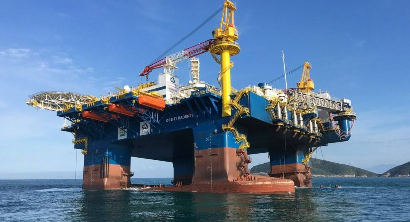 A companhia estatal Petrobras acaba de anunciar um contrato com as companhias CIMC Raffles e OOS International para o fornecimento do navio de alojamento OOS Tiradentes durante os próximos anos nas operações de óleo e gás offshore da petroleira.