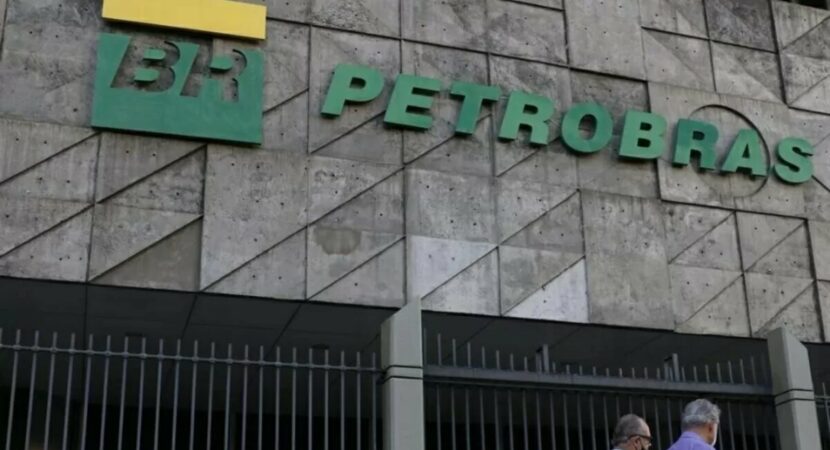 A Petrobras vem diminuindo de forma significativa os seus investimentos no território nacional, principalmente nas refinarias de petróleo, e a FUP alertou para as consequências no cenário atual de dependência da importação de combustíveis no Brasil.