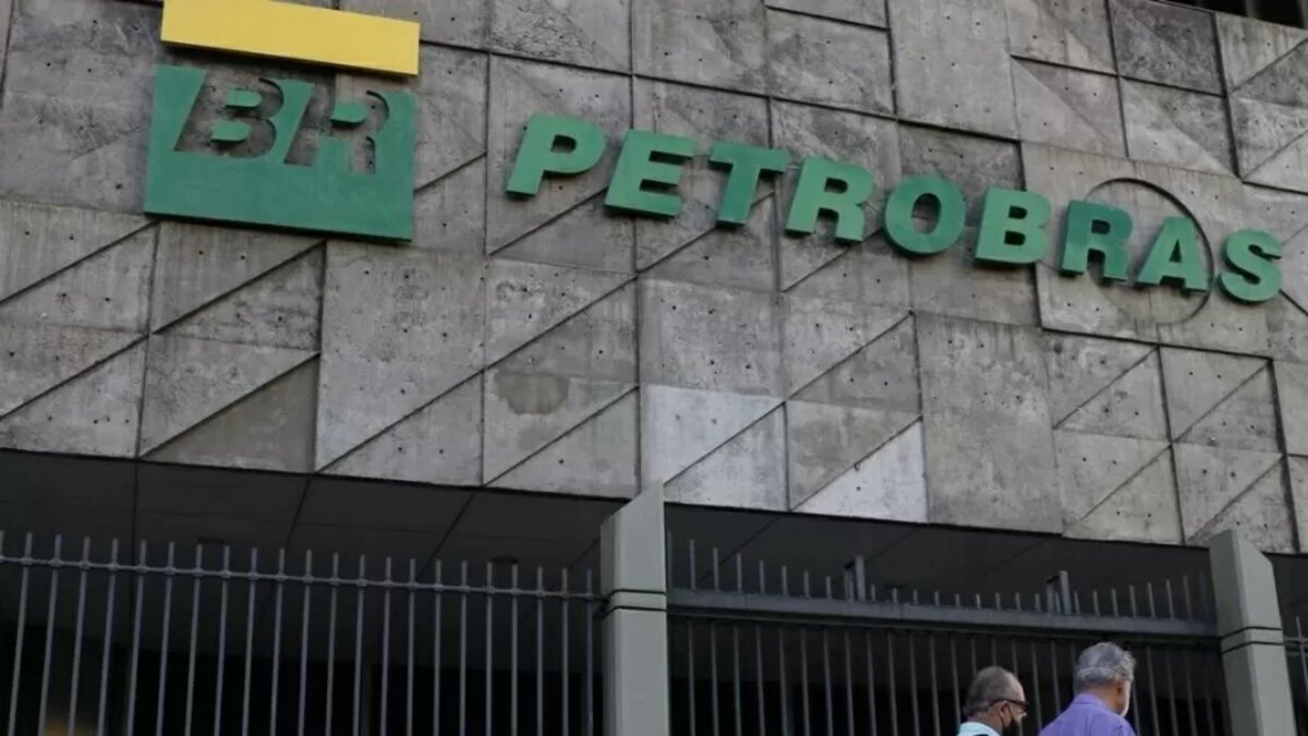 A Petrobras vem diminuindo de forma significativa os seus investimentos no território nacional, principalmente nas refinarias de petróleo, e a FUP alertou para as consequências no cenário atual de dependência da importação de combustíveis no Brasil.