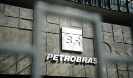 Primeiro gasoduto que tornaria o Brasil autossuficiente na produção de gás natural, tem reformas paralisadas. O Consórcio encarregado pela construção despediu cerca de 1,5 mil funcionários, impossibilitando a continuação das obras do gasoduto, aponta a Petrobras.