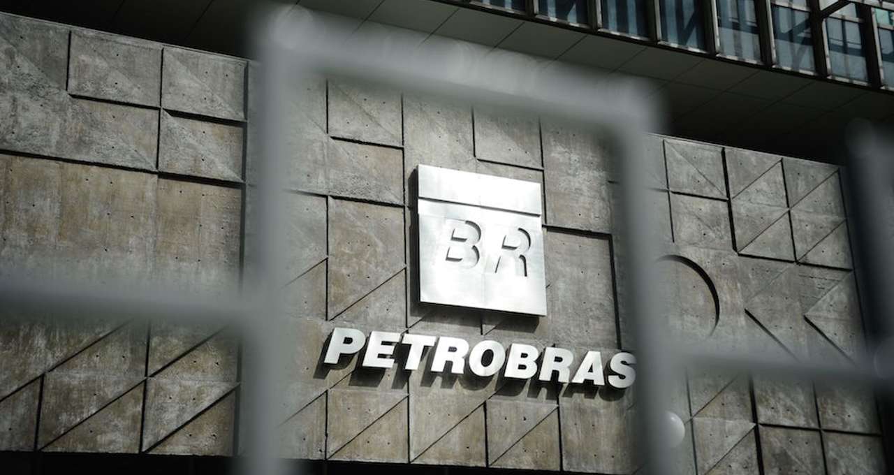 Primeiro gasoduto que tornaria o Brasil autossuficiente na produção de gás natural, tem reformas paralisadas. O Consórcio encarregado pela construção despediu cerca de 1,5 mil funcionários, impossibilitando a continuação das obras do gasoduto, aponta a Petrobras.